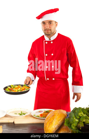 Maschio dello chef preparare verdure in padella in cucina Foto Stock