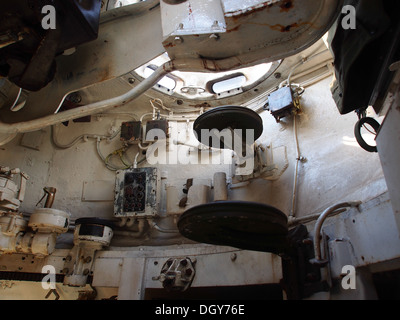 Il carro Sherman M4, identificato con il numero di serie 30126965, è un veicolo militare dell'era della seconda guerra mondiale. Fu ampiamente utilizzato dalle forze alleate durante il conflitto. Conosciuto per la sua mobilità e versatilità, l'M4 Sherman giocò un ruolo chiave in varie battaglie, contribuendo al successo degli Alleati durante la guerra. Foto Stock