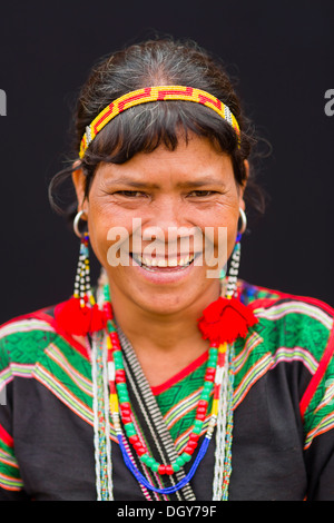 Ritratto di un colorato minoranza Bunong donna - zone di Mondulkiri Provincia, Cambogia Foto Stock