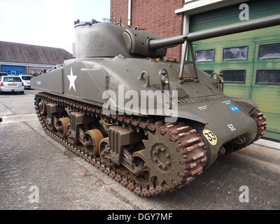 Lo Sherman M4, identificato con il numero di serie T341213, è un carro armato americano ampiamente utilizzato della seconda guerra mondiale, ora conservato in una collezione di veicoli militari. Foto Stock
