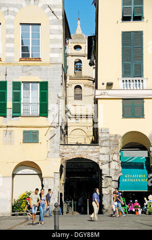 L'ingresso alla città vecchia da Porto Antico Porto Antico, Genova, Liguria, Italia, Europa Foto Stock