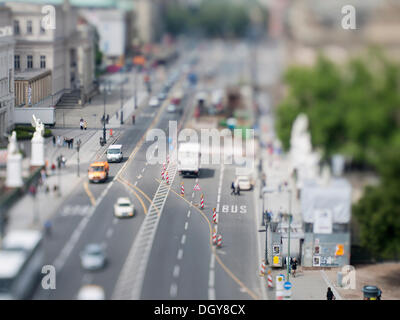 Strada con lavori stradali, vista in miniatura, tilt-shift effetto, Unter den Linden street, Berlino Foto Stock