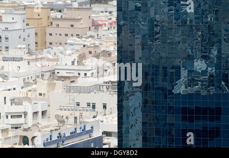 La facciata di vetro, dettaglio, in contrasto con il centro storico della città di Dubai, Emirati Arabi Uniti, Medio Oriente Foto Stock