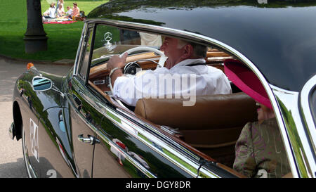 Autista e un vecchio ed elegante signora con un cappello rosa in un vecchio Mercedes Benz 300D Foto Stock