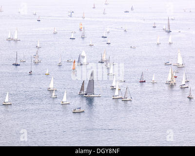 Barche a vela prendendo parte a una storica regata di vela, Barcolana, Trieste, provincia di Trieste Foto Stock