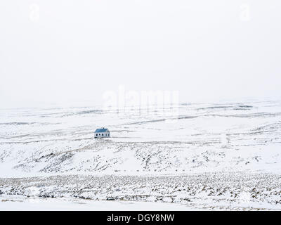 Casa solitaria in un paesaggio invernale, Nord Islanda Islanda Foto Stock