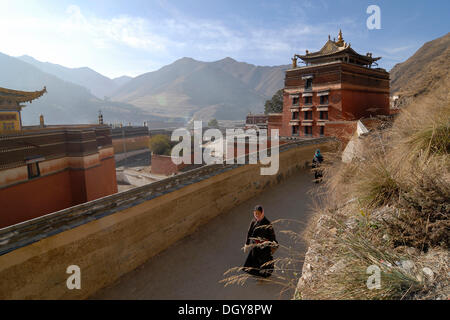 Tibetano donne in costume tradizionale al mattino volteggiare, Kora, del monastero di Labrang, Xiahe, Gansu, Cina e Asia Foto Stock
