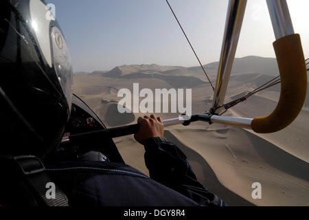 Ultraleggero volo sopra il deserto del Gobi, vista aerea delle dune di sabbia nel deserto del Gobi, Silk Road, Dunhuang, Gansu, Cina e Asia Foto Stock