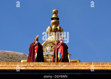 Monaci Tibetani indossando abiti e cappelli giallo dell'ordine Gelug o cappello giallo setta in piedi sul tetto dell'Assembly Hall Foto Stock