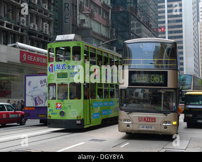 Luce verde-double-decker tram e bus sul Queensroad a Hong Kong, Cina, Asia Foto Stock