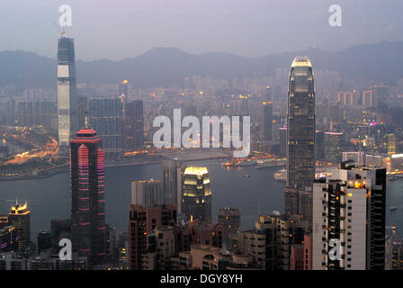 Vista dal Victoria Peak su notturna illuminata di Hong Kong con grattacieli e edifici ad alta del centro e di Kowloon Foto Stock