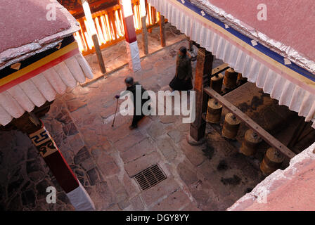 Ruote della preghiera e pellegrini tibetano nei pressi di Kora, circumambulation, Jokhang Tempio, Lhasa, in Tibet, in Cina Asia Foto Stock
