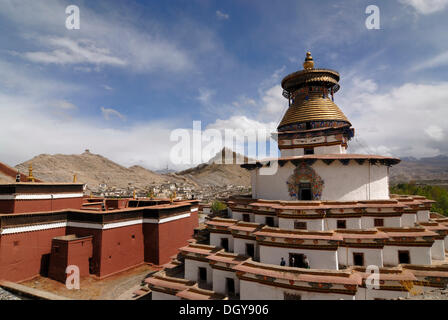 Gyantse Kumbum Tempio e Pelkor choede monastero nella parte anteriore di un tibetano, fortezza Dzong tibetani, di Gyantse con parti del Foto Stock