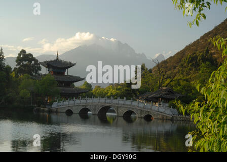 Pagoda, padiglione Cinese e ponte del Drago Nero parco piscina, nel retro del Dragone di Giada neve montagna, 5596m Foto Stock