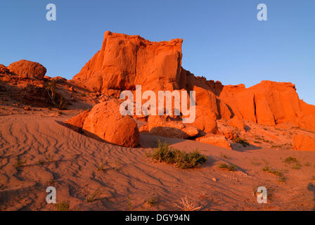 Ultima sera in luce il Flaming Cliffs, deserto dei Gobi, Bayanzag, Gurvan Saikhan National Park, Oemnoegov Aimak, Mongolia, Asia Foto Stock