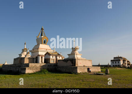 Stupa e templi dell'interno complesso di Erdene Zuu Khiid Monastero Karakorum, Kharkhorin, Oevoerkhangai Aimak, Mongolia, Asia Foto Stock