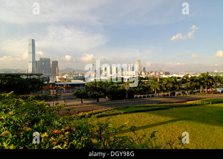 Skyline di Hong Kong Kowloon district dietro al terminale del traghetto, Centralpier, il distretto centrale di Hong Kong, Cina, Asia Foto Stock