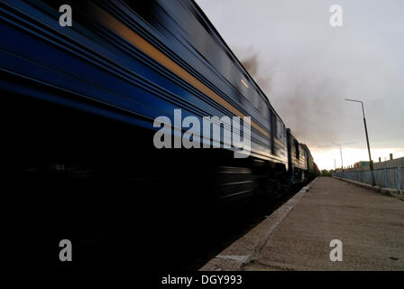 Locomotiva Diesel tirando un treno merci della Transmongolian railway line out di Ulaanbaatar al sud, Ulaanbaatar Foto Stock