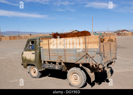 Il trasporto di bestiame con un vecchio camion russi nel Deserto del Gobi, Gurvan Saikhan National Park, Oemnoegov Aimak, Mongolia, Asia Foto Stock