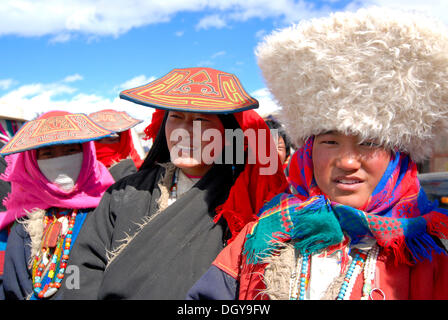 Donne tibetane con tradizionali rivestimenti di testa, pelliccia tappi e cappucci di picco, un gruppo di pellegrini in un pellegrinaggio alla Manasarovar Foto Stock