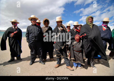Il Tibetano di uomini e di figli di un gruppo di pellegrini in un pellegrinaggio alla Manasarovar lago vicino il santo monte Kailash Foto Stock