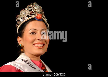 Vincitore di Miss Tibet in esilio 2011 Concorso di bellezza, Tenzin Yangkyi in Dharamsala, McLeod Ganj, Himachal Pradesh, Himalaya Foto Stock