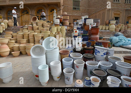 Kashgar artigianato, musulmani uiguri sono offrendo loro in ceramica e ceramica nella parte anteriore di un Uighur fango-casa di mattoni in Kashgar Foto Stock