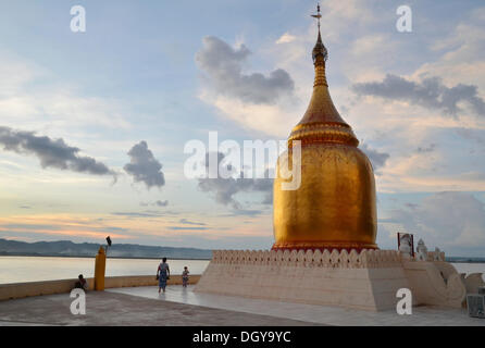 Di birmani di visitatori e pellegrini al dorato Pagoda Bupaya presso il Fiume Ayeyarwady nella luce della sera, Old Bagan, pagane Foto Stock