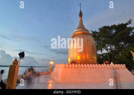 Di birmani di visitatori e pellegrini al dorato Pagoda Bupaya presso il Fiume Ayeyarwady nella luce della sera, Old Bagan, pagane Foto Stock