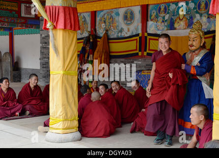 Buddismo tibetano, religiosa mascherata Cham danza, all'importante monastero Kumbum, Gelug o Gelug-pa cappello giallo setta Foto Stock