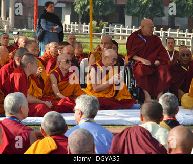 Il Dalai Lama e altri alti dignitari come il Karmapa, Sogyal Rinpoche con i leader buddisti provenienti da tutto il mondo in Foto Stock