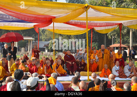 Il Dalai Lama e altri alti dignitari come il Karmapa, Sogyal Rinpoche con i leader buddisti provenienti da tutto il mondo in Foto Stock