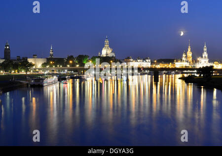 La Firenze sull'Elba di notte, mezzaluna sopra il fiume Elba con la città illuminata skyline con la Frauenkirche, chiesa di Foto Stock