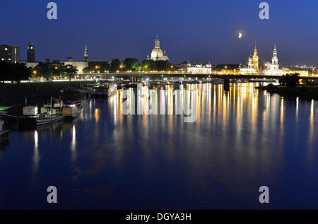 La Firenze sull'Elba di notte, mezzaluna sopra il fiume Elba con la città illuminata skyline con la Frauenkirche, chiesa di Foto Stock