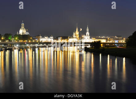 La Firenze sull'Elba di notte, mezzaluna sopra il fiume Elba con la città illuminata skyline con la Frauenkirche, chiesa di Foto Stock