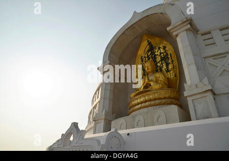 Stupa, scultura di Golden Buddha seduto, la pace del mondo Stupa, avvoltoio picco buddista, meta di pellegrinaggio, Ragir, Rajgir Foto Stock