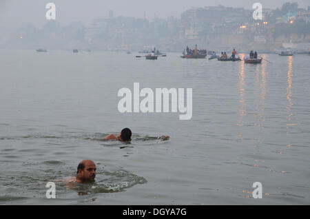 I nuotatori indiano all'alba nel fiume Gange, Varanasi, Uttar Pradesh, India, Asia Foto Stock