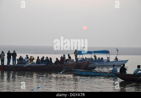 I credenti in barche sul fiume Gange a sunrise, Varanasi, Benares o Kashi, Varanasi, Uttar Pradesh, India, Asia Foto Stock