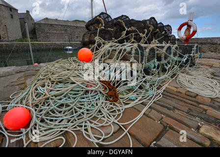Le reti da pesca, trappole a base di aragosta e corde giacenti sul molo di Dinnet, Banffshire, Scotland, Regno Unito, Europa Foto Stock