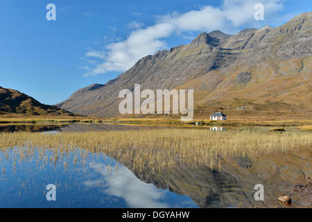 Riflessi nel lago di fronte Mt Liathach, Glen Torridon, Beinn Eighe Riserva Naturale Nazionale, SNH, Kinlochewe Foto Stock