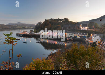 Fila di case presso il porto al tramonto, Portree, Isola di Skye in Scozia, Regno Unito, Europa Foto Stock