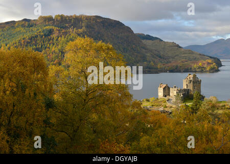 Eilean Donan Castle con foresta autunnale del quartier generale del clan scozzesi di Macrae, Loch Duich, Dornie, North West Highlands Foto Stock