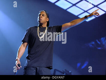 Amburgo, Germania. 27 ott 2013. Noi cantante Jay Z esegue sul palco durante un concerto del suo 'Magna Carter World Tour' alla O2 World di Amburgo, Germania, 27 ottobre 2013. Jay Z terrà due concerti in Germania. Foto: Angelika Warmuth/dpa/Alamy Live News Foto Stock