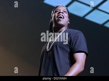 Amburgo, Germania. 27 ott 2013. Noi cantante Jay Z esegue sul palco durante un concerto del suo 'Magna Carter World Tour' alla O2 World di Amburgo, Germania, 27 ottobre 2013. Jay Z terrà due concerti in Germania. Foto: Angelika Warmuth/dpa/Alamy Live News Foto Stock