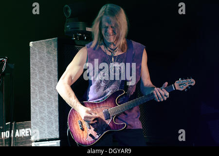 Berlino, Germania. 26 ott 2013. Il chitarrista Steve Morse della US band Deep Purple esegue sul palco durante un concerto a Berlino, Germania, 26 ottobre 2013. Foto: Lutz Mueller-Bohlen/dpa/Alamy Live News Foto Stock