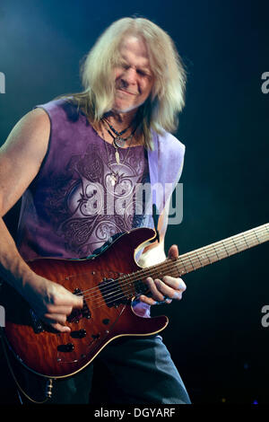 Berlino, Germania. 26 ott 2013. Il chitarrista Steve Morse della US band Deep Purple esegue sul palco durante un concerto a Berlino, Germania, 26 ottobre 2013. Foto: Lutz Mueller-Bohlen/dpa/Alamy Live News Foto Stock