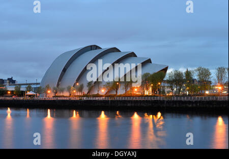 Illuminata Clyde Auditorium sul fiume Clyde, Glasgow, Scotland, Regno Unito