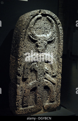 5686. Stele di Betsaida. Il basalto stele risalente c. 9 - 8th. C. BC trovato vicino alla porta della città antica di Betsaida vicino al mare di Galilea. L immagine della divinità in rilievo ha testa di un toro e un paio di corna e indossa una spada, questi simbolo Foto Stock