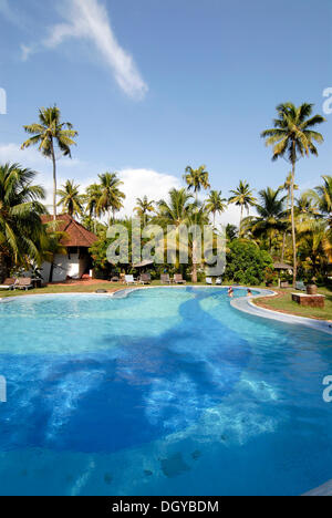 Hotel Coconut Lagoon, area piscina, CGH MASSA GRUPPO, Lago Vembanad, Kerala, India India del Sud, Asia Foto Stock