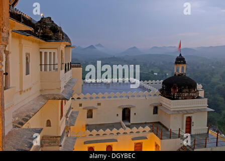 Devigarh Palace Hotel in il monsone, vicino a Udaipur, Rajasthan, India, Asia Foto Stock